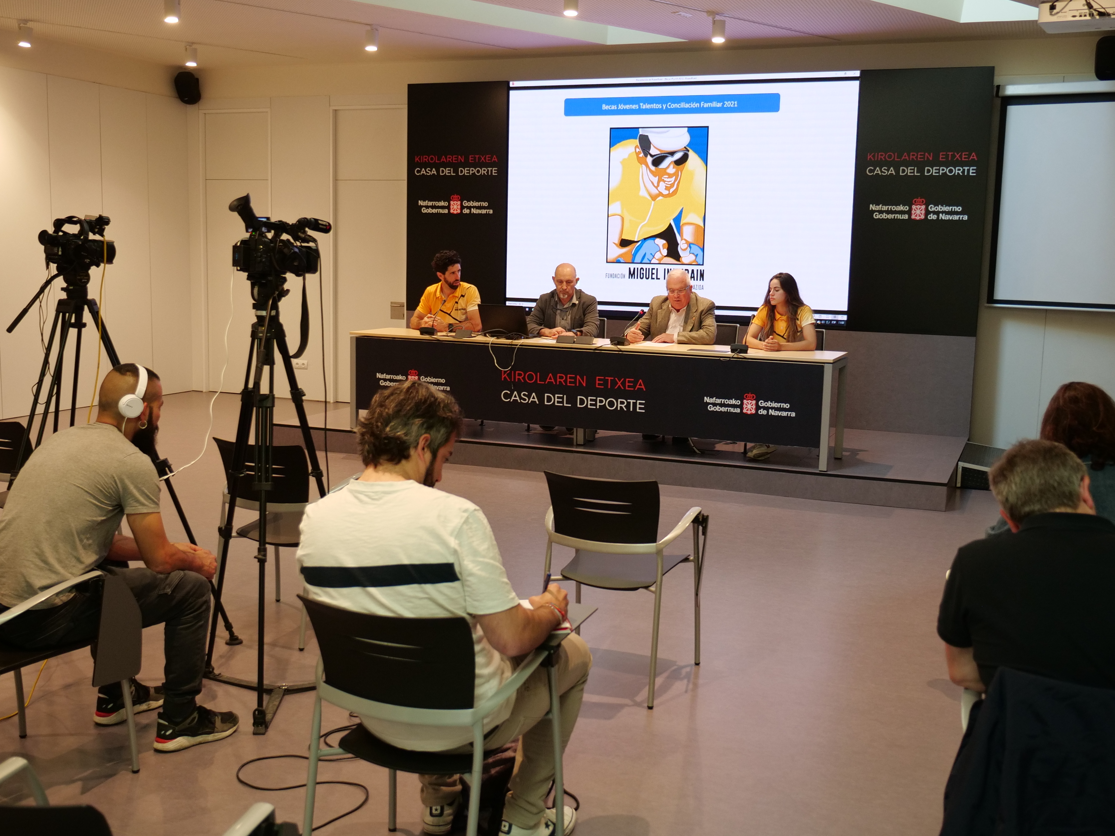 BECAS PARA J&Oacute;VENES TALENTOS Y DE CORRESPONSABILIDAD FAMILIAR